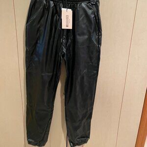 MISGUIDED PETITE FAUX PLEATHER JOGGERS - BLACK